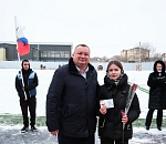 Председатель астраханской облдумы вручил золотые значки и удостоверения ГТО жителям Камызяка