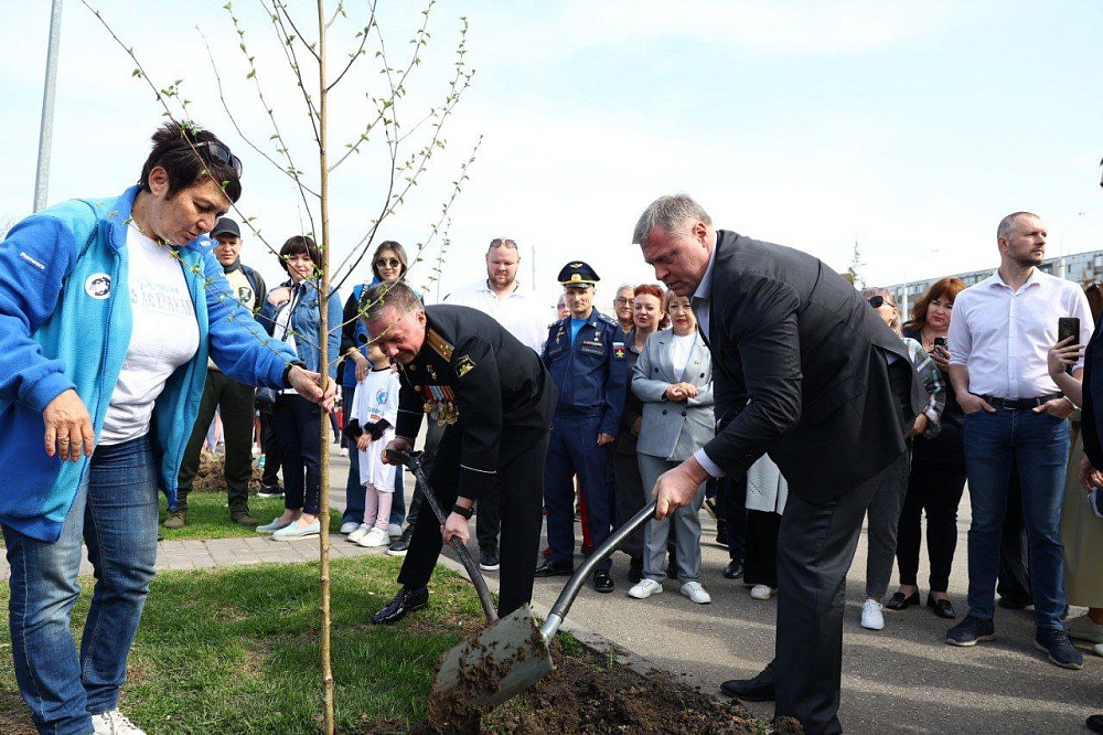 В Астрахани летчик-космонавт и губернатор высадили деревья 