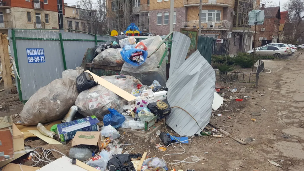 Далеко не все мусорные площадки в Астрахани соответствуют требованиям, предъявляемым к регоператору
