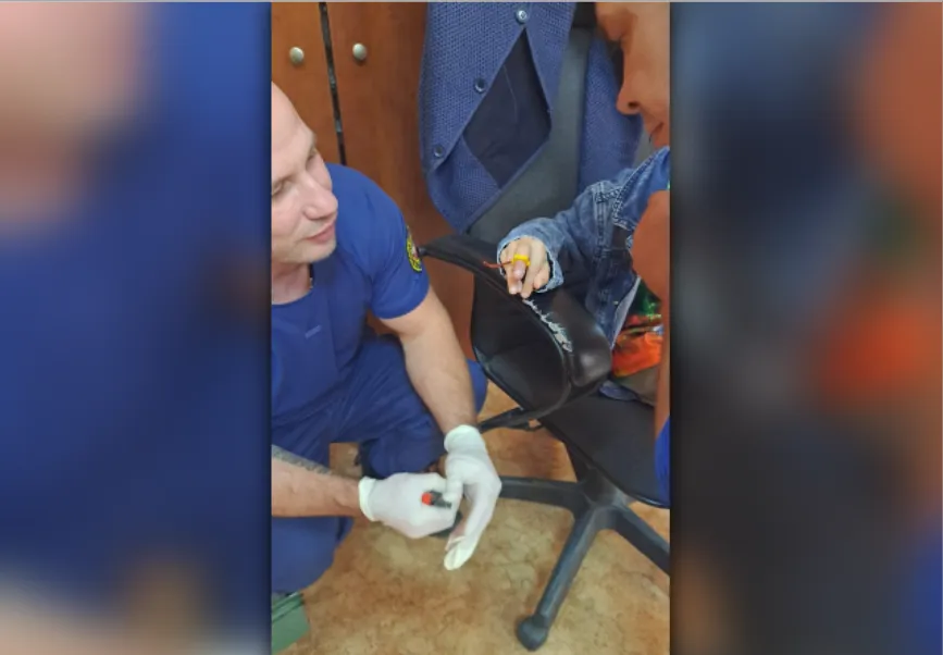 В Астрахани палец ребенка застрял в игрушке, подаренной в магазине за покупки